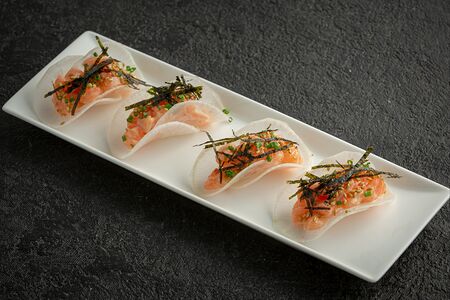 Смуши лосось с соусом спайси