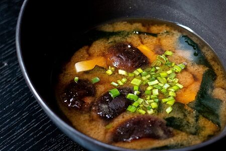 Мисо суп с тофу и грибами вешенками