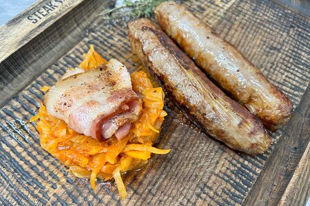 Колбаски из мраморной говядины с тушёной капустой и беконом