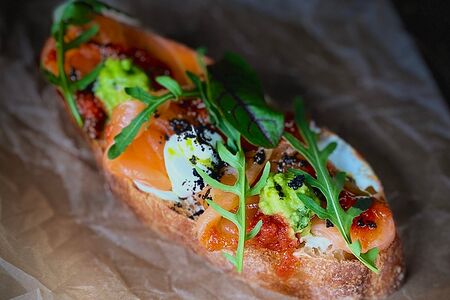 С авокадо и лососем