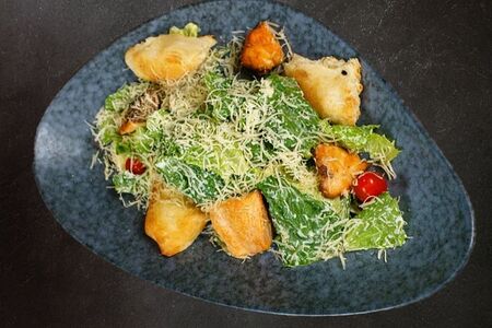 Цезарь с жареным лососем