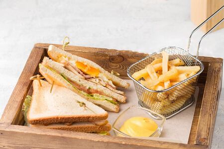 Сэндвич с курицей и беконом