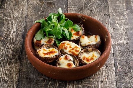 Шампиньоны на кеци с сулугуни