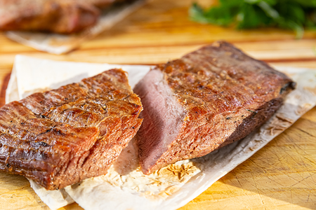 Стейк из мраморной говядины с перечным соусом и кукурузой на гриле