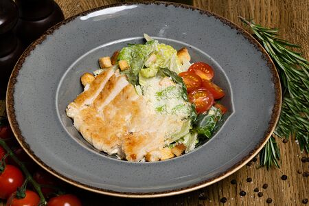 Салат Цезарь с курицей