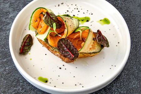 Брускетта с лососем