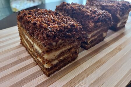 Пирожное Медовик