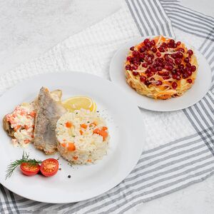 Белая рыба с рисом и овощами, салат витаминный