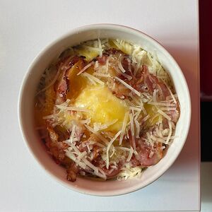Овсяная каша с яйцом пашот и грудинкой
