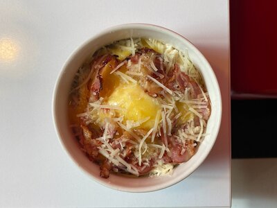 Овсяная каша с яйцом пашот и грудинкой
