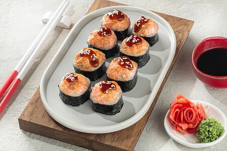 Ролл запеченный с мидиями