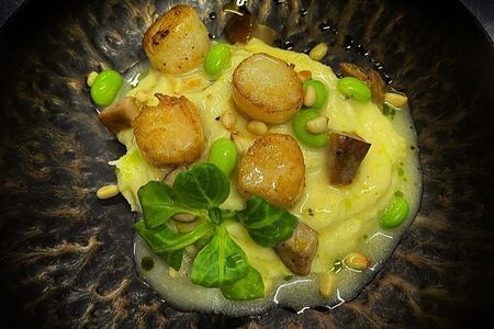 Гребешки с трюфельным пюре и белыми грибами