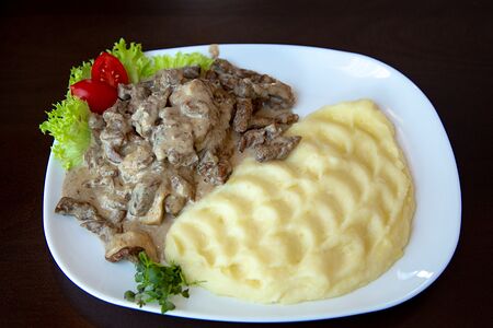 Бефстроганов с белыми грибами и пюре