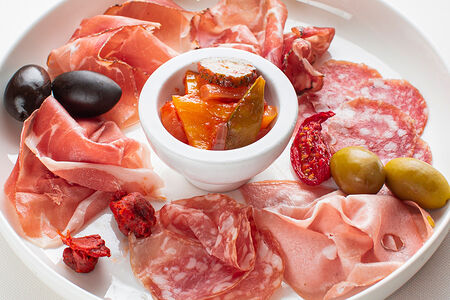 Ассорти колбас, оливки, маринованные овощи