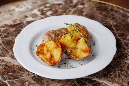 Печенный на углях картофель