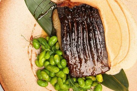 Черная треска в соусе Том ям с бобами