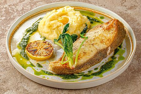 Жареное звено палтуса с картофельным пюре и соусом песто