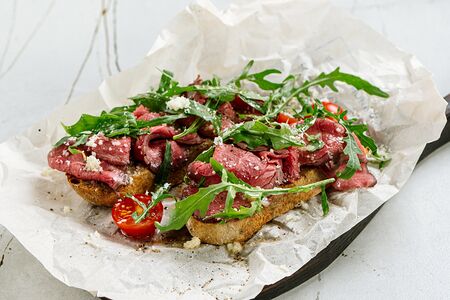 Брускетта с ростбифом и рукколой