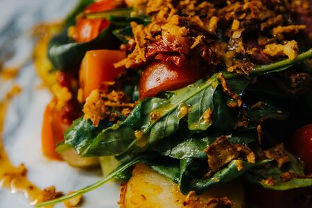 Салат ростбифc печёным картофелем и вялеными томатами