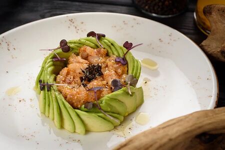 Тартар из аргентинских креветок с авокадо и икрой щуки