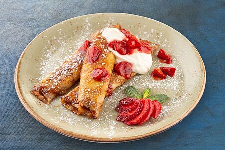 Блины карамелизированные с клубникой и сметаной