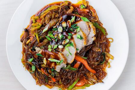 Стеклянная лапша с уткой и грибами