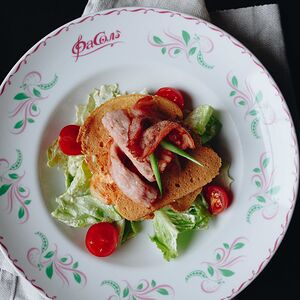 Салат Турецкий с жареным беконом и курицей