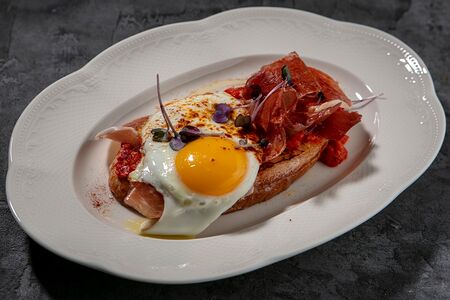 Жареный хлеб с яйцом и прошутто