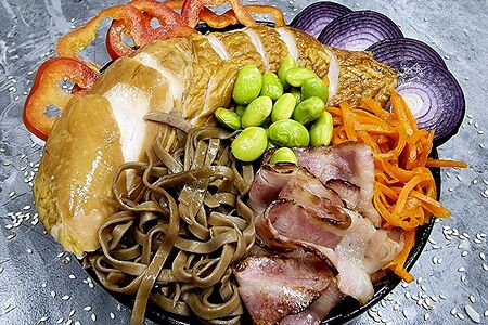 Соба с курицей и беконом