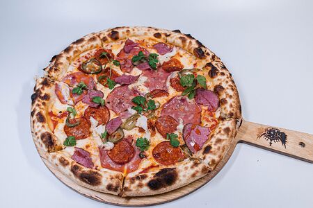 Пицца с пастрами и халапеньо