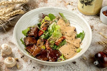Салат мясника с мраморной говядиной и филе цыпленка, соусами мясной карри и сливочный демиглас