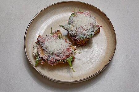 Брускетта с ростбифом и луковым дрессингом