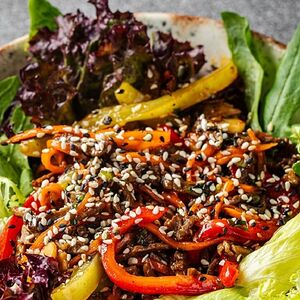 Салат с говядиной и соусом терияки