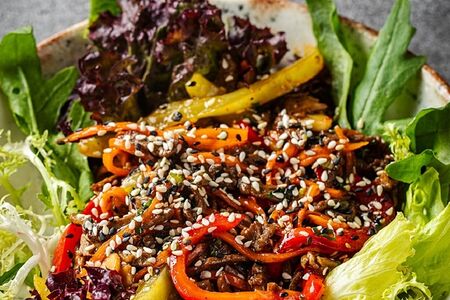 Салат с говядиной и соусом терияки