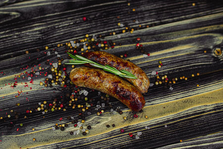 Колбаски собственного производства на углях