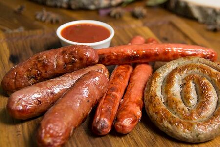 Ассорти из колбасок с гарниром по-эльзасски