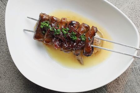 Говяжий язык, запеченный картофель, карамелизованный лук