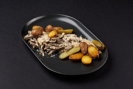 Бефстроганов с говяжьим языком, грибами и запеченным картофелем