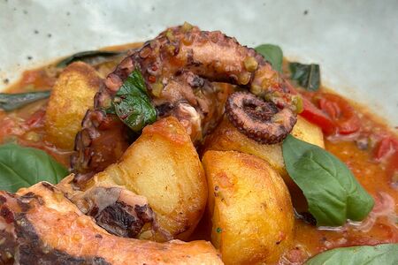 Осьминог с перцем рамиро