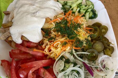 Шаверма с курицей на углях на тарелке