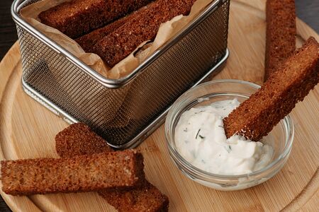 Чесночные гренки с фирменным соусом