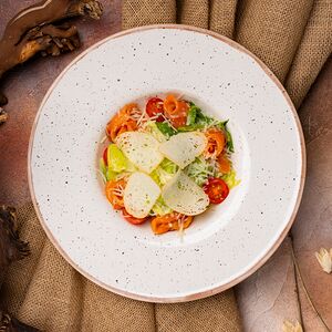 Салат Цезарь с лососем