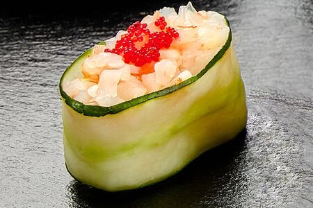 Гункан в огурце с креветкой