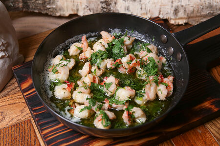 Тигровые креветки с чесноком и петрушкой