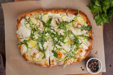 Римская пицца с креветками, цукини и сливочным соусом