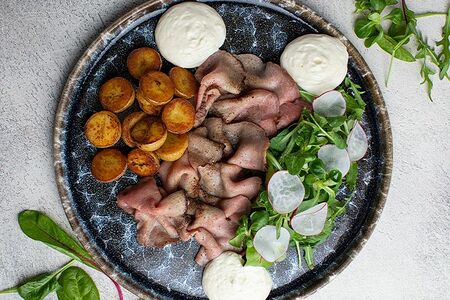 Теплый салат с ростбифом