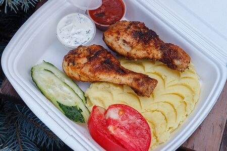 Куриные голени с картофельным пюре, помидор, огурец