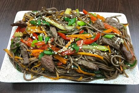 Гречневая лапша соба с говядиной и овощами