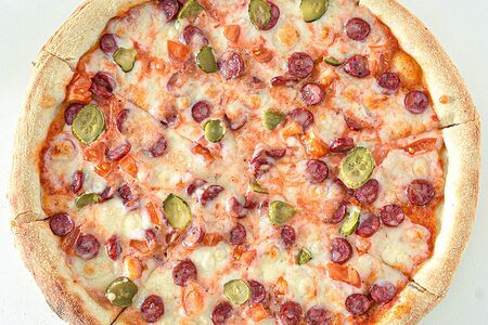 Пицца с охотничьими колбасками