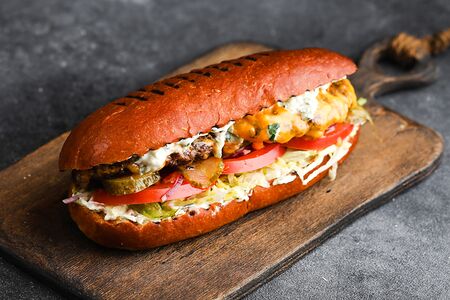 Грекбургер с бифштексом из говядины и сыром чеддер